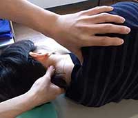 手技による筋膜リリースのようす